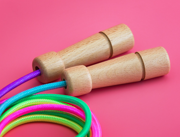 ☛ hochwertiges Springseil für Kinder & Anfänger – Ergonomische Holzgriffe und verstellbares Baumwollseil (ca. 250 cm)